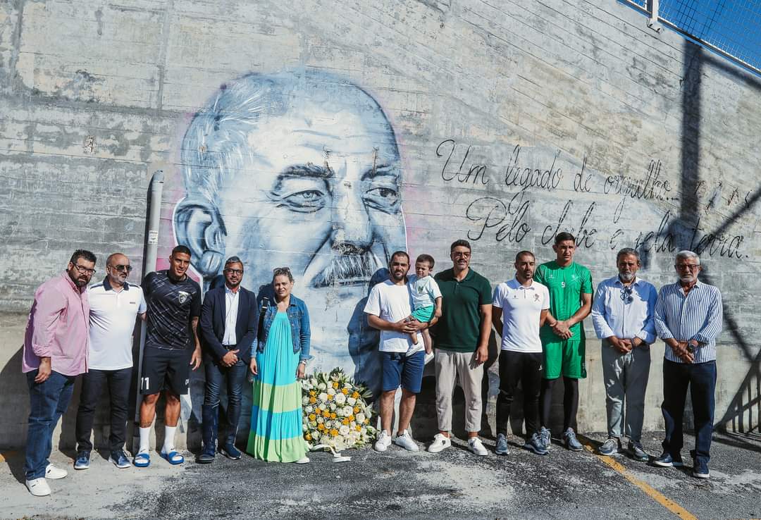 Homenagem a Vítor Oliveira junto ao mural no Estádio do Mar