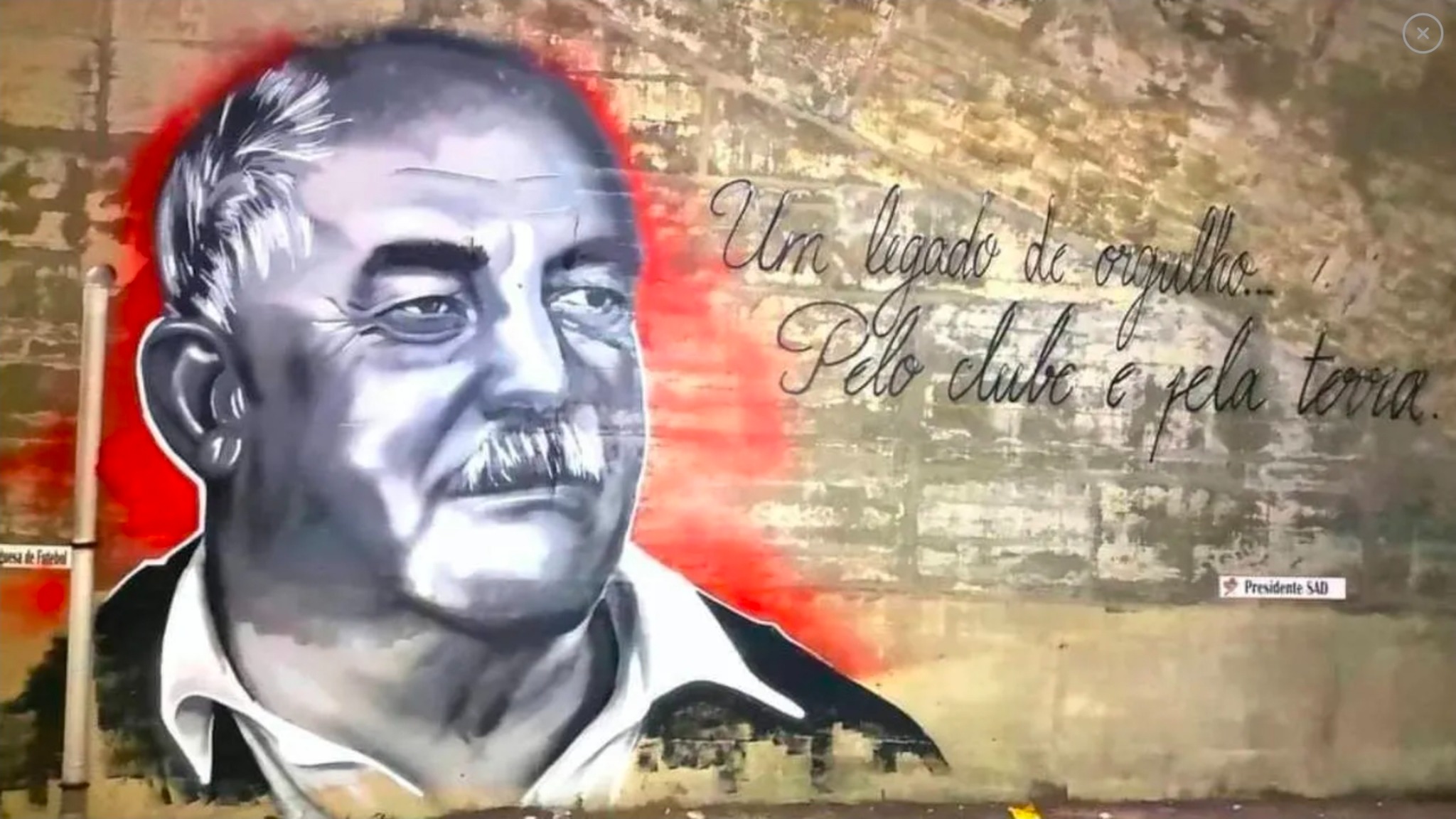 Mural de homenagem a Vítor Oliveira no Estádio do Mar